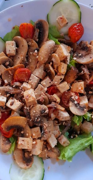 Warm Vegan tofu salad 11€ October 2024. Wonderful and large quantity at Casa de Chá “O Poejo” in Sete Cidades