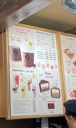 vegan italian hot chocolate, as well as a vegan shake and vegan sorbet clearly written on the menu  at Amorino in Carcassonne