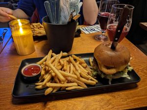 Vegan burger at Public House Selvä Pyy in Aekaeslompolo