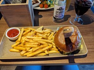 Vegan salsa burger at Public House Selvä Pyy in Aekaeslompolo