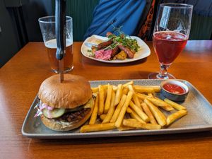 Vegan house burger at Public House Selvä Pyy in Aekaeslompolo