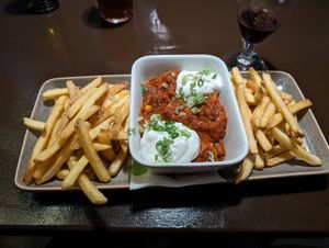 Vegan chili with fries instead of nachos at Public House Selvä Pyy in Aekaeslompolo