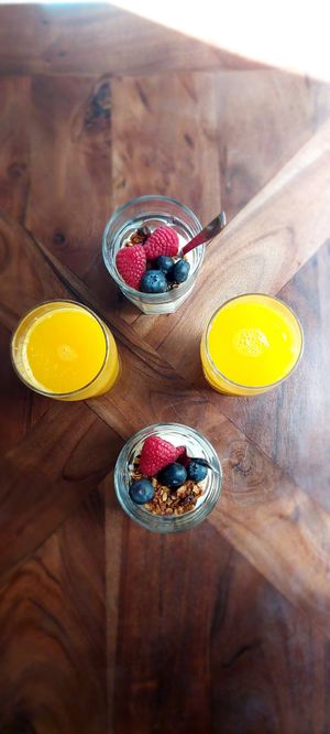 Yogurt con fruta y muesli y zumo at Distrito Vegano Invernadero in Madrid