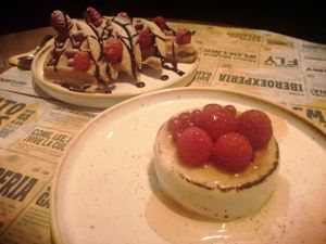 Tarta de queso y gofres at Distrito Vegano Invernadero in Madrid