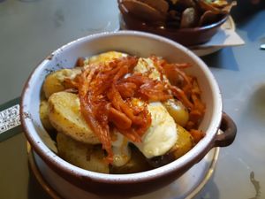 Starter / Patatas norteñas (baked potatos with blue cheese) at Distrito Vegano Invernadero in Madrid
