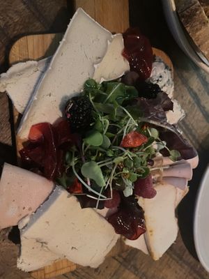 Tabla de quesos y embutido  at Distrito Vegano Invernadero in Madrid