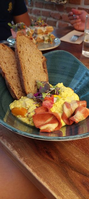 English breakfast at Distrito Vegano Invernadero in Madrid