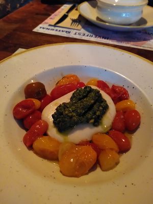 Caprese salad at Distrito Vegano Invernadero in Madrid