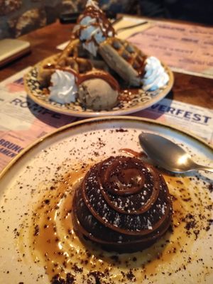 Bonbon XL and waffles with dulce de leche at Distrito Vegano Invernadero in Madrid