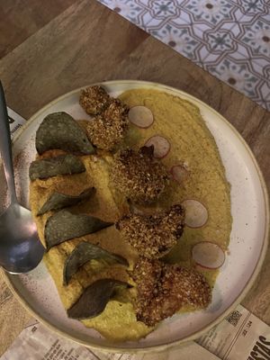 coliflor con humos de mango y curri  at Distrito Vegano Invernadero in Madrid