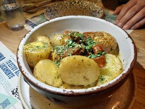 Starter / Patatas criollas at Distrito Vegano Invernadero in Madrid