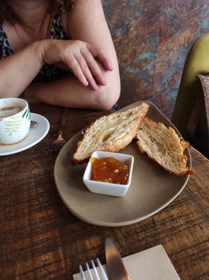 Croissant com compota de alperce e descafeinado com bebida vegetal (Desatino Madrileno) at Distrito Vegano Invernadero in Madrid