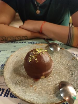 Pistachio tartlet with strawberry ice-cream 6€ at Distrito Vegano Invernadero in Madrid