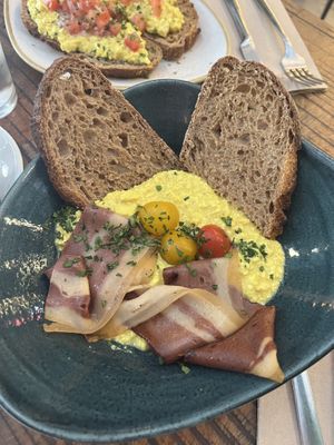 tofu scramble with bacon (€5 more)  at Distrito Vegano Invernadero in Madrid