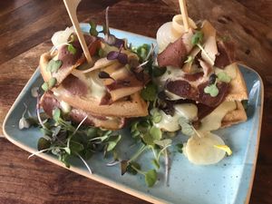 Gofre de queixo azul, bacon vexetal e cebola asada  at Distrito Vegano Invernadero in Madrid