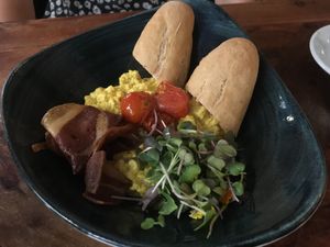 Brunch “De La Tia”, con revolto cremoso, bacon vexetal e cherrys asados, acompañado de pan sen glute  at Distrito Vegano Invernadero in Madrid