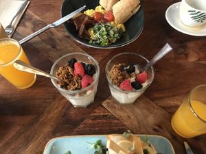 Copas de iogur con muesli (sen glute) e froitos vermellos  at Distrito Vegano Invernadero in Madrid