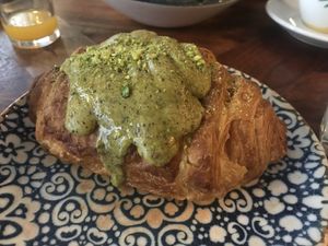 Bollo recheo de pistacho  at Distrito Vegano Invernadero in Madrid