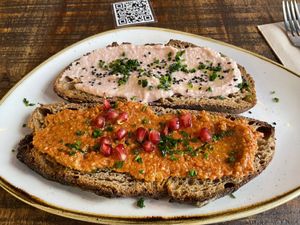 Muhammara y hummus toast  at Distrito Vegano Invernadero in Madrid