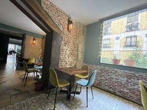 Local muy bonito, pero cuando se llena se oye mucho las voces.  at Distrito Vegano Invernadero in Madrid