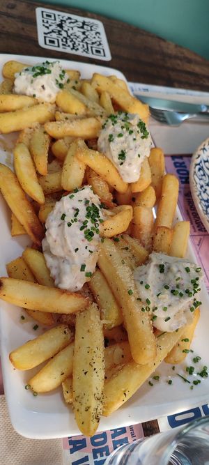 Patatas a la parmesana at Distrito Vegano Invernadero in Madrid