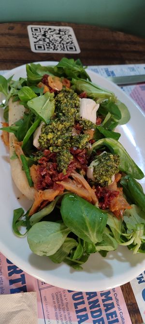 Focaccia con pesto y "pollo" at Distrito Vegano Invernadero in Madrid