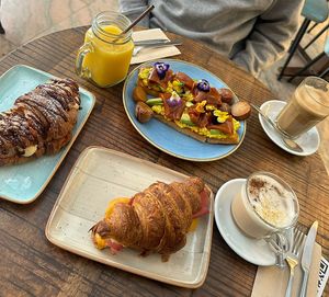 Crookie, mango smoothie, salmon toast, ham and cheese croissant, chai latte and cofffee  at Distrito Vegano Invernadero in Madrid