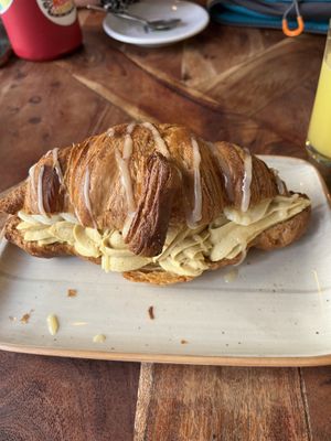 Croissant con crema de lúcuma y plátanos.  at Distrito Vegano Invernadero in Madrid