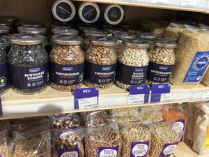 Auswahl Hülsenfrüchte Mehrwegglas (schwarze B 4,99€/415g, Pinto 4,99€/365g, weiße B 4,99€/385g, Kicherer 4,99€/405g)  at Naturata - City in Cologne
