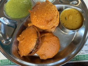 Onion bajji with dipping sauces   at Saravanaa Bhavan in Rome