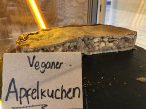 Veganer Apfelkuchen  at moxxa.caffè in Cologne