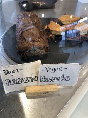 Vegane Nussecken und Bananenbrot   at moxxa.caffè in Cologne