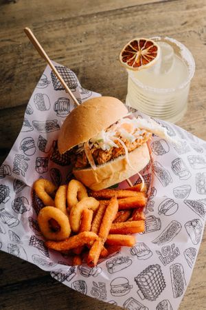 “EL PULLED JACKFRUIT BBQ”
 Brioche bread, stuffed with a fabulous BBQ Jackfruit vegan meat and coleslaw salad… this one is to die for! 

Side: Onion ring’s and sweet pot at La Loncheria Bcn in Barcelona