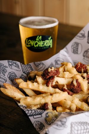 “PATATAS GAUCHAS”
Argentinian fries with an awesome vegan chorizo sausage and a spicy chimichurri dressing… simple but super tasty! 🤤 at La Loncheria Bcn in Barcelona