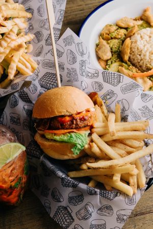 “LA BURGER”
American hamburger with one of the most famous vegan meat in Europe (Beyond Meat), with seitan vacon, vegan cheddar cheese, tomato, lettuce and caramelized onion!  at La Loncheria Bcn in Barcelona