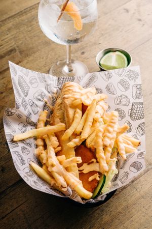 “LA MITRAILLETTE”
Belgian sandwich, made of non crispy “chicken”, tartar sauce, tomato, lettuce, cucumber and a rain of fries with samurai dressing! You won’t be able to at La Loncheria Bcn in Barcelona