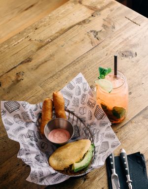 “LA AREPA MECHADA”
Venezuelan sandwich filled with “carne mechada”, made with seasoned banana peel, black beans and avocado, served with coconut cheese tequeños… irresi at La Loncheria Bcn in Barcelona