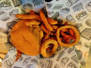 Pulled jackfruit burger at La Loncheria Bcn in Barcelona
