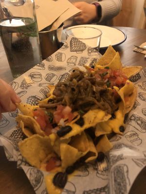 Nachos deluxe a 7 euros muy grandes!  at La Loncheria Bcn in Barcelona