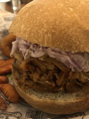 Hamburguesa de "pulled pork" con barbacoa, fries de moniato y aros de cebolla de acompanyamiento 10€  at La Loncheria Bcn in Barcelona