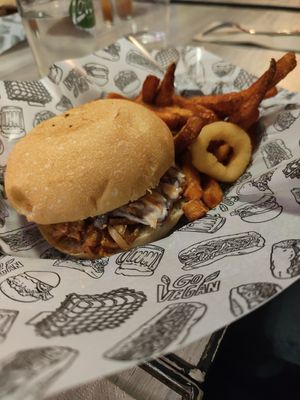 Hamburguesa de pulled jackfruit at La Loncheria Bcn in Barcelona