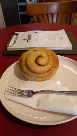 cinnamon roll 4,30€ at Moxxa - Aachene in Cologne