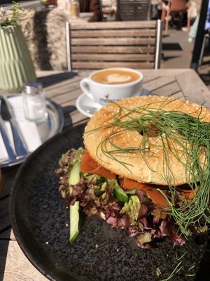 Möhren-Lachs-Bagel (ist eine Herausforderung, weil er die Größe von einem Burger hat - aber dadurch isst man achtsamer)  at Moxxa - Aachene in Cologne