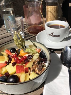 Granola mit Sojajoghurt und Früchten und Filterkaffee aus der AeroPress  at Moxxa - Aachene in Cologne