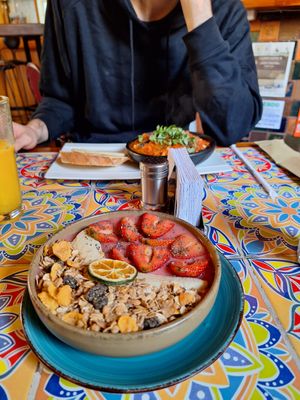 Vegan smoothiebowl and vegan breakfast at Orígenes Café in Bogota
