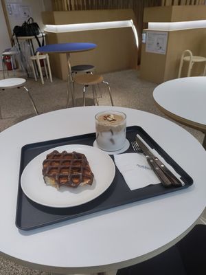 I had a vegan peanut creme latte and a chocolate croffle at Nuldam Space - 널담은공간 경복궁점 in Seoul