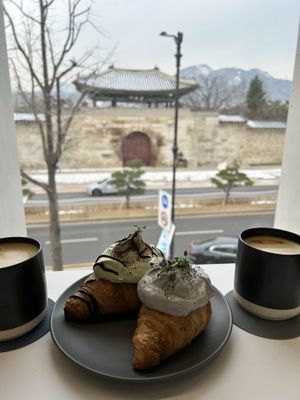 Sesame croissant, matcha croissant, coffees #Veganuary at Nuldam Space - 널담은공간 경복궁점 in Seoul