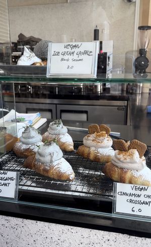 Ogromny wybór wegańskich słodkości  at Nuldam Space - 널담은공간 경복궁점 in Seoul