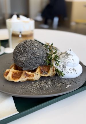 Na gofrze: kulka lodów z czarnego sezamu  at Nuldam Space - 널담은공간 경복궁점 in Seoul