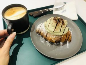 Cafe Latte & Matcha Cream Croissant 💚  at Nuldam Space - 널담은공간 경복궁점 in Seoul